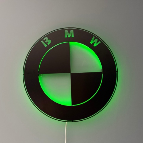 Podświetlane logo BMW LED w kolorze zielonym – dekoracja z płyty HDF, łatwy montaż