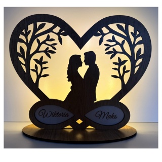 Podświetlana ramka Para w sercu z imionami – drewniana dekoracja LED